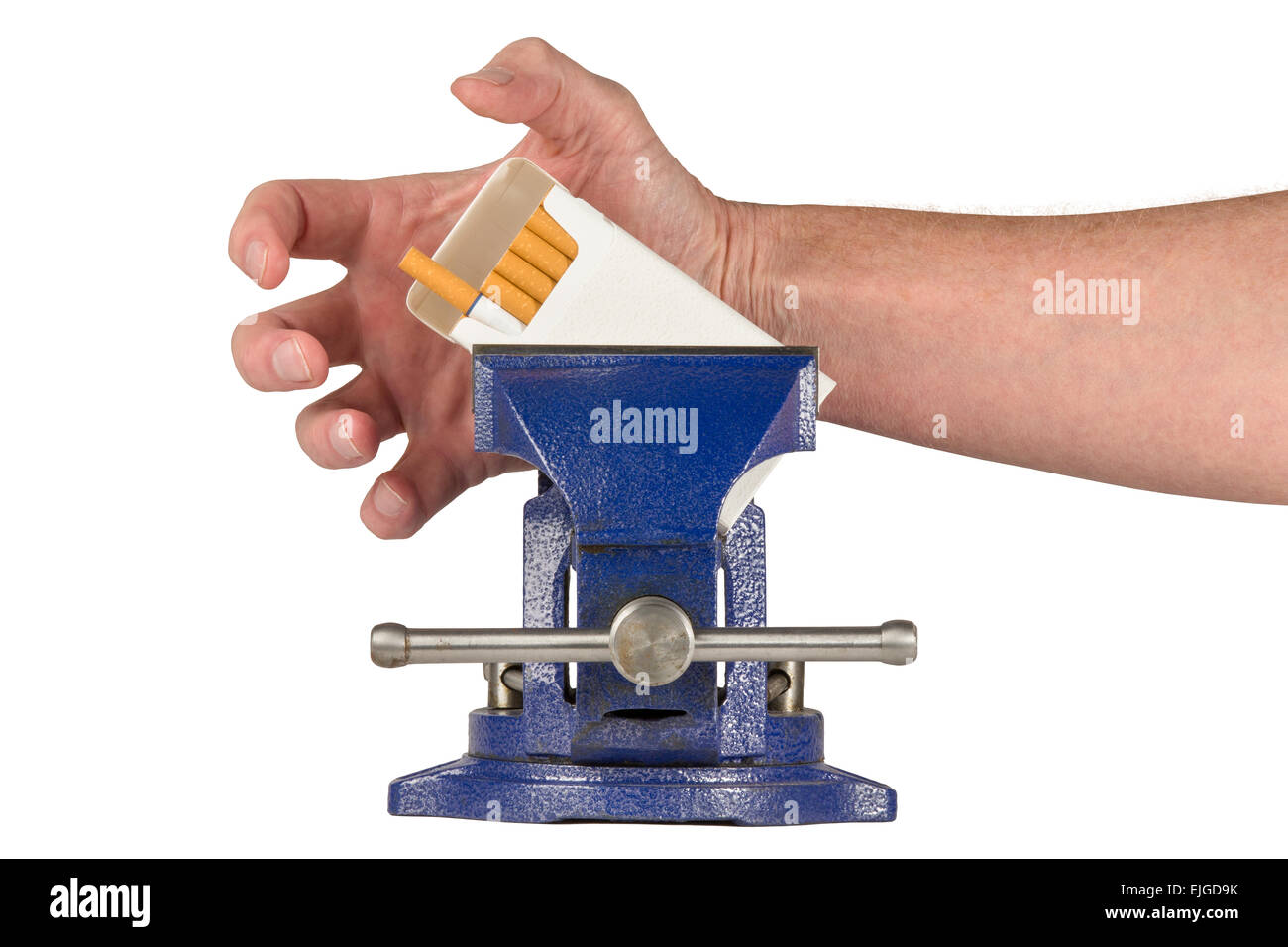 Mano afferrando pacchetto di sigarette intrappolato in una morsa. Concetti potrebbero includere vice in una morsa, che si occupano di tossicodipendenza, ecc. Foto Stock