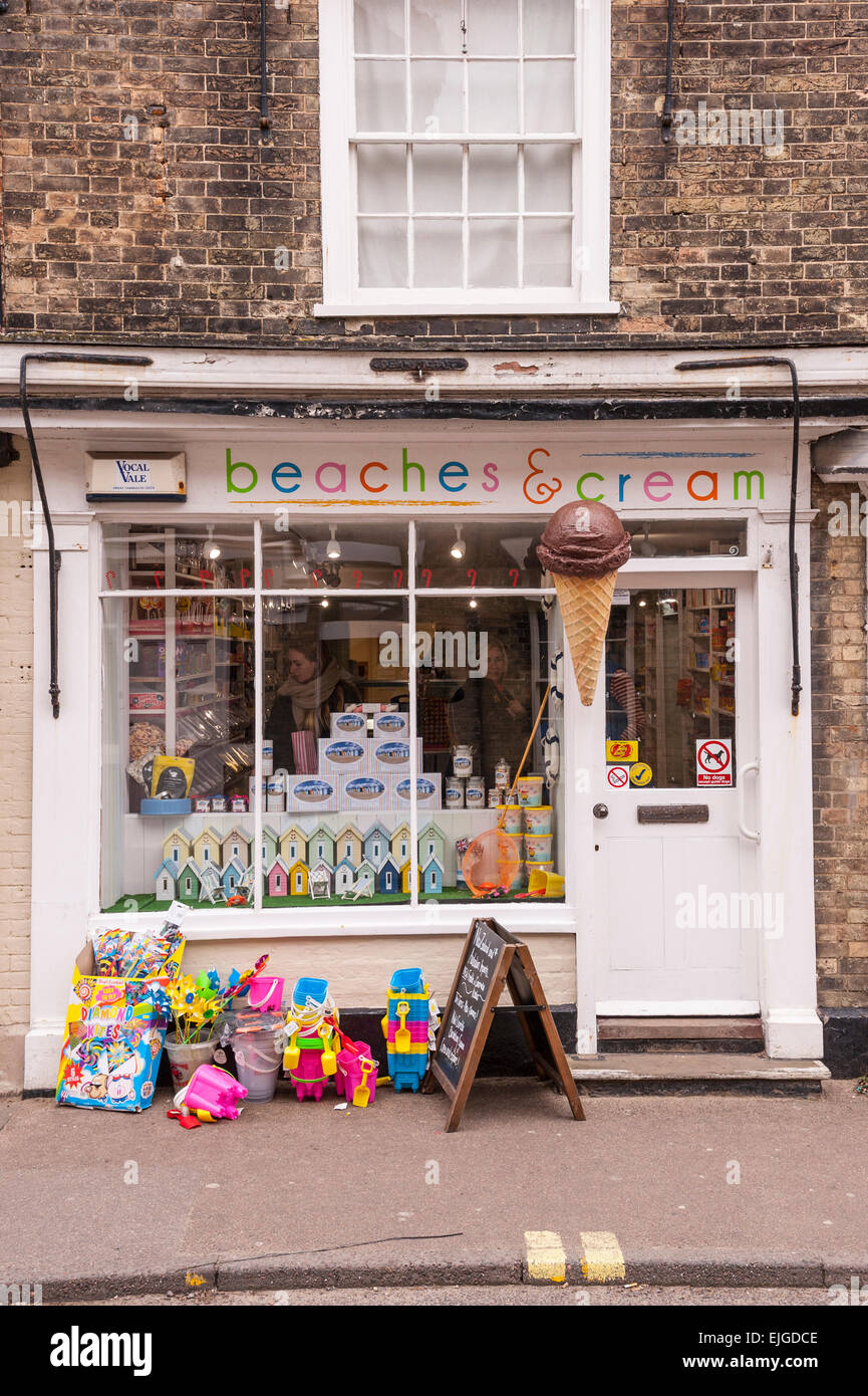 Le spiagge e la crema dolce shop store in Southwold , Suffolk , Inghilterra , Inghilterra , Regno Unito Foto Stock Le spiagge e la crema dolce shop store in Southwold , Suffolk , Inghilterra , Inghilterra , Regno Unito Foto Stock