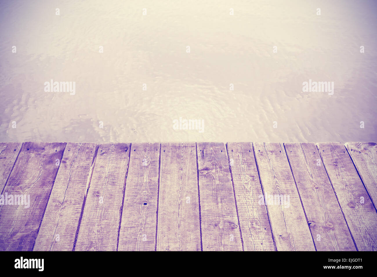 Vintage immagine stilizzata di tavole di legno e il lago, sfondo con spazio per il testo. Foto Stock