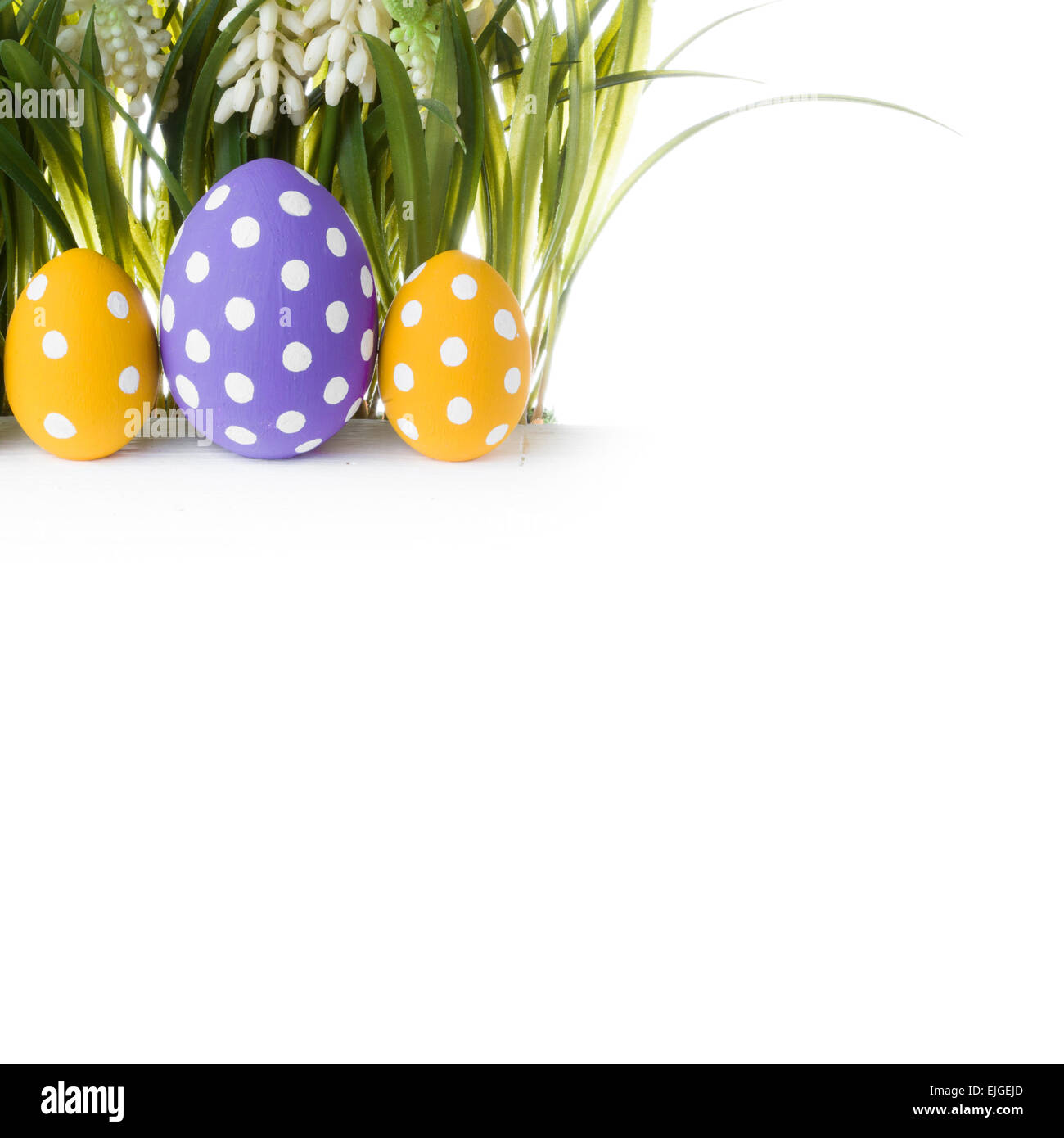 Le uova di pasqua nascoste in erba Foto Stock