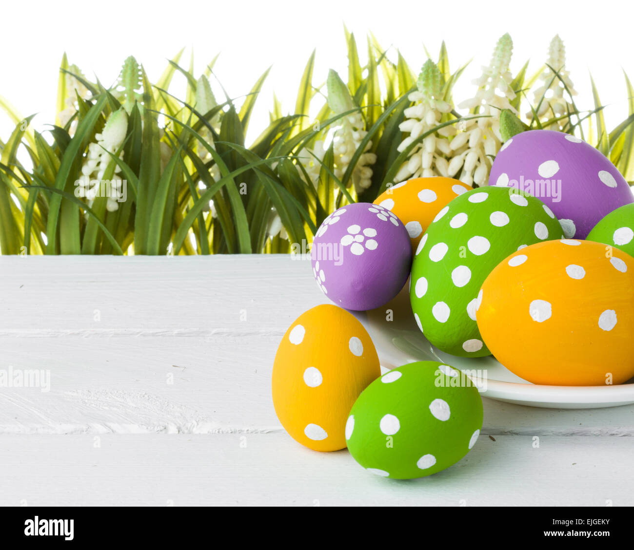 Le uova di pasqua nascoste in erba Foto Stock