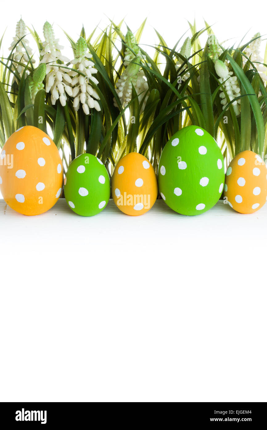 Le uova di pasqua nascoste in erba Foto Stock