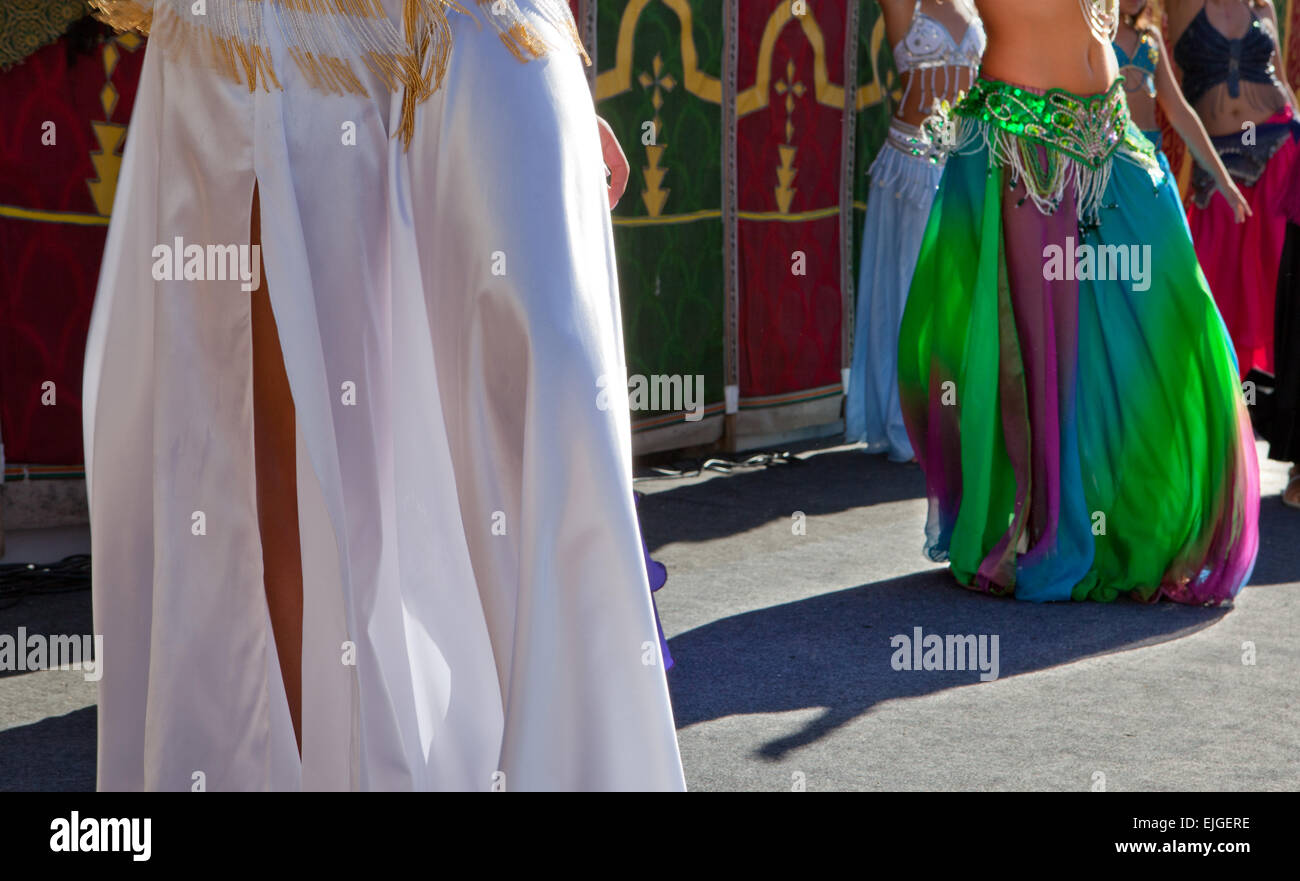 Danzatrici del ventre dettaglio ballare con la musica araba street band presso il Festival Almossasa, Marvao, Portogallo Foto Stock