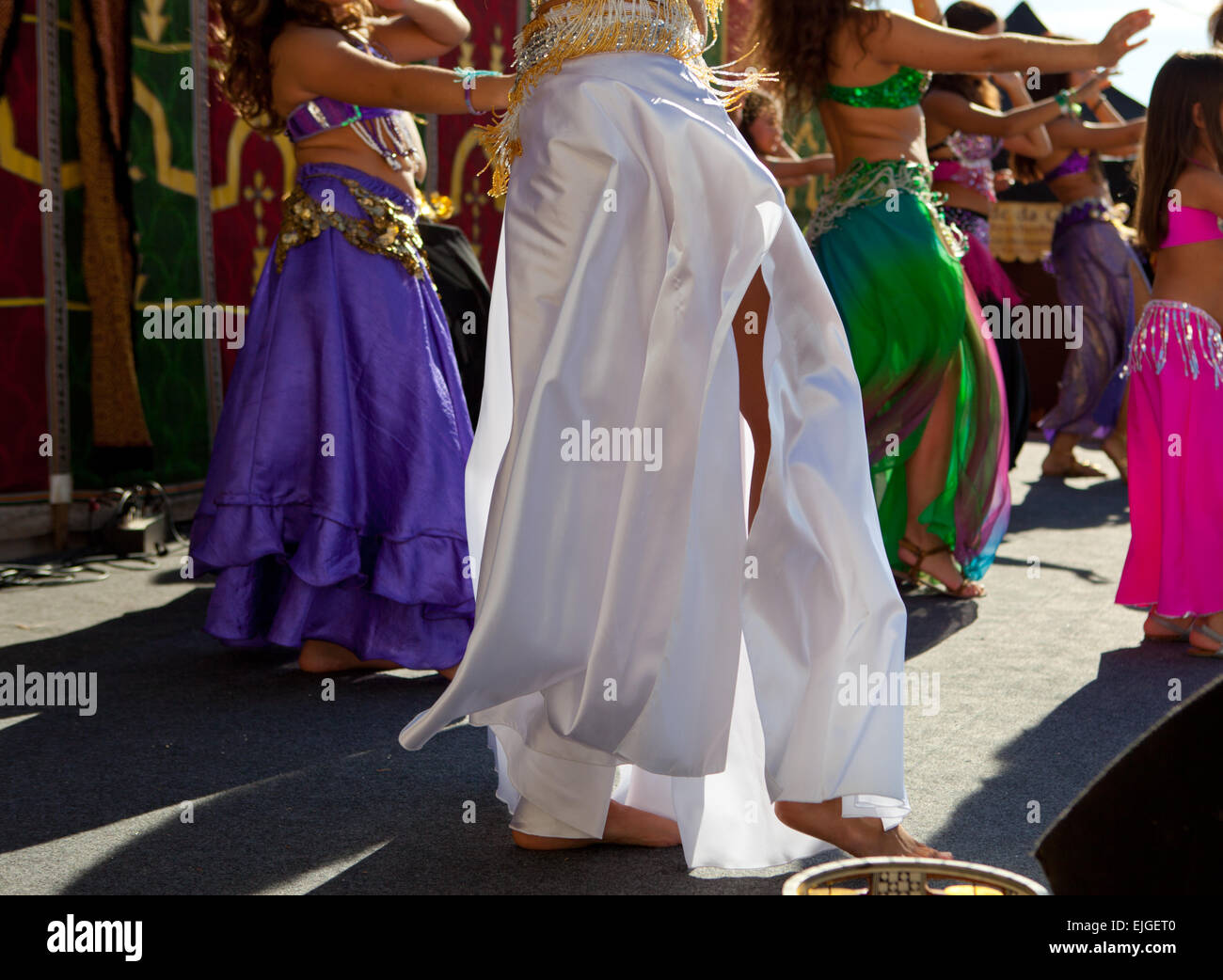 Danzatrici del ventre dettaglio ballare con la musica araba street band presso il Festival Almossasa, Marvao, Portogallo Foto Stock