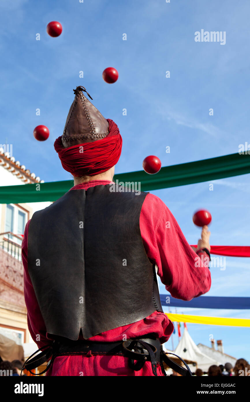 Attore juggling durante il Almossassa Cultura Festival di Marvao, Portogallo Foto Stock