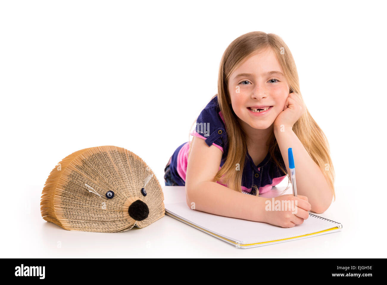 Blonde kid una studentessa con riccio libro su sfondo bianco Foto Stock
