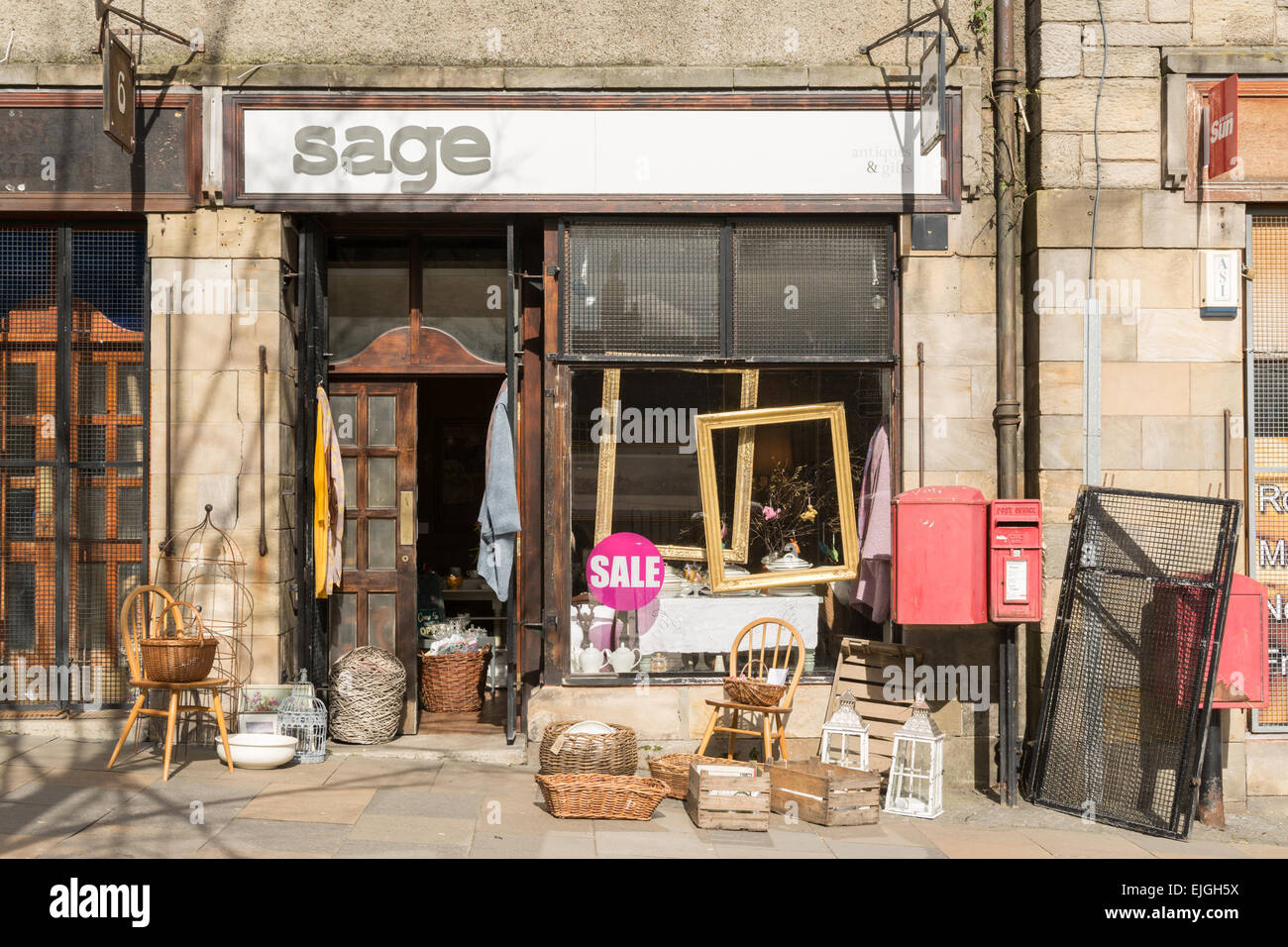 Stirling, Scozia, Regno Unito - 23 Marzo 2015: attraente antique bric a brac shop a Stirling città vecchia con visualizzazione di oggetti al di fuori Foto Stock