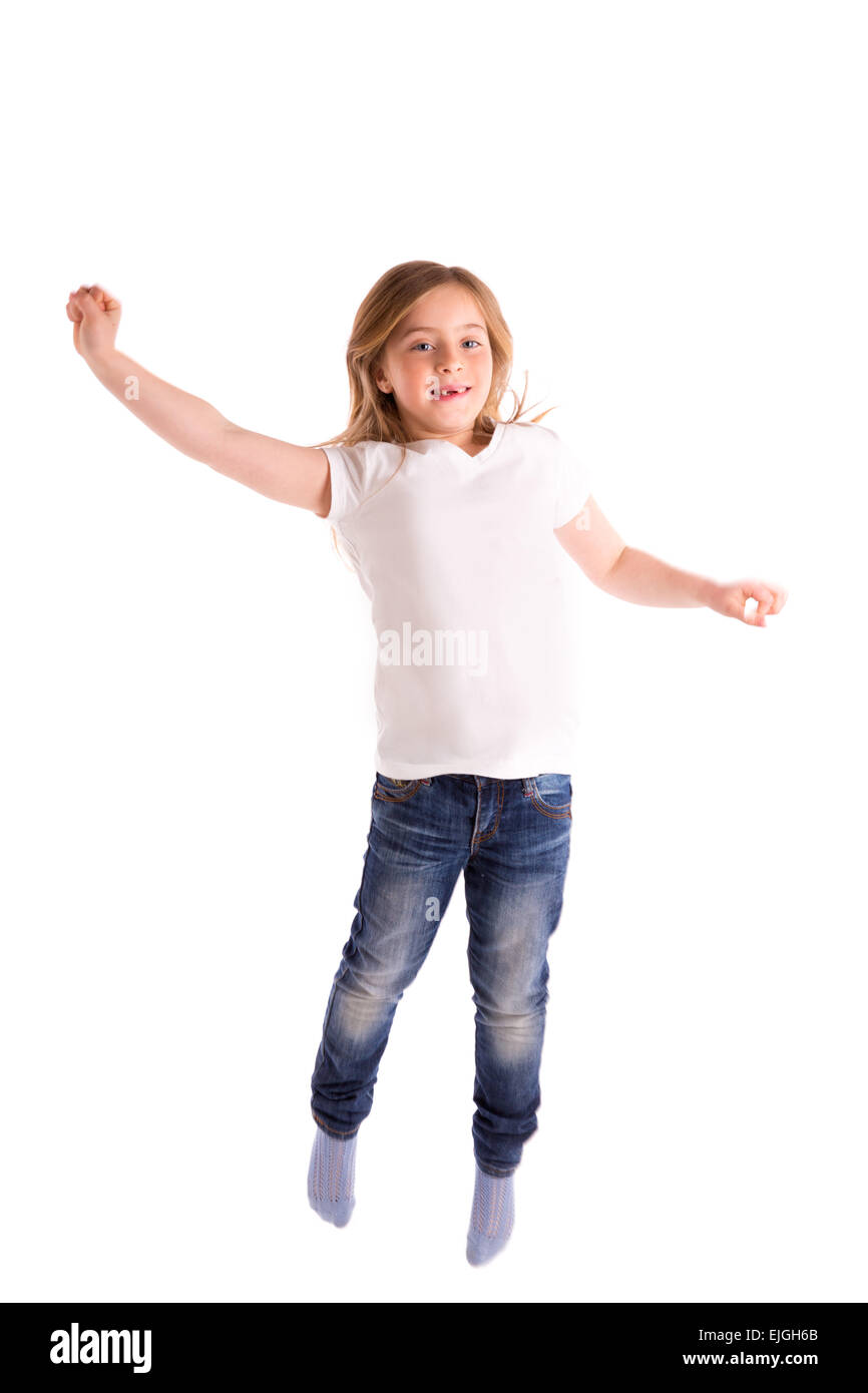 Bionda ragazza di capretto frastagliata del salto di vento forte sui capelli jeans denim a sfondo bianco Foto Stock