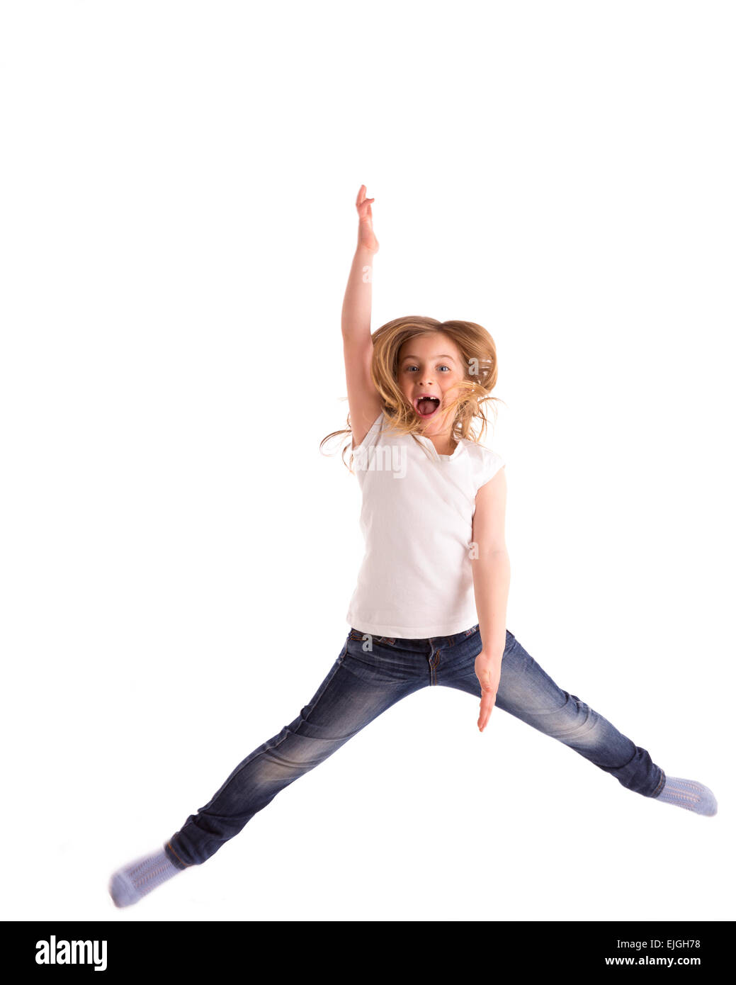 Bionda ragazza di capretto frastagliata del salto di vento forte sui capelli jeans denim a sfondo bianco Foto Stock