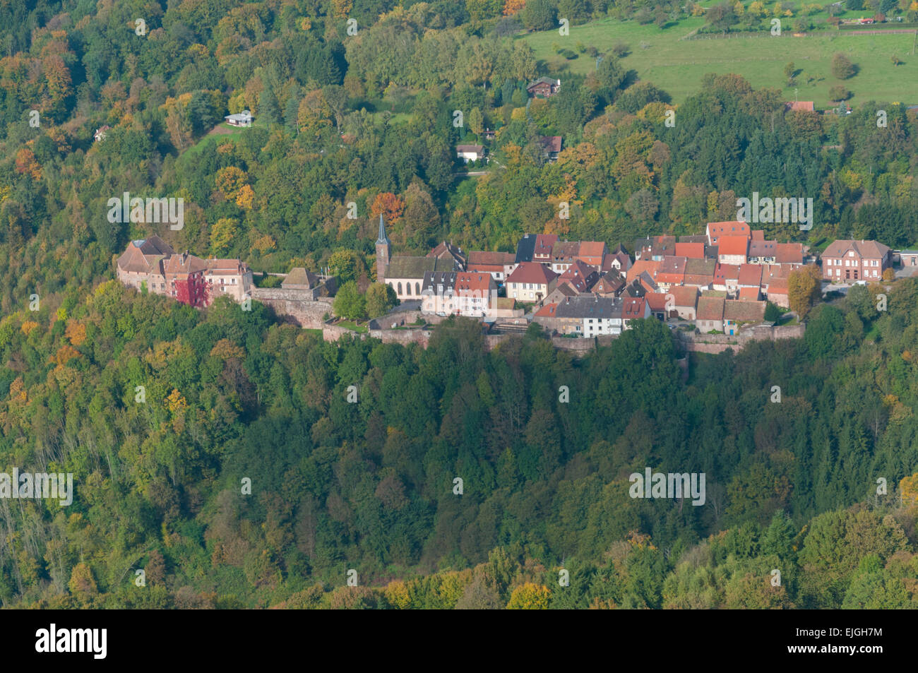 Francia, Bas Rhin (67), Alsace bossue, il castello e il borgo di La Petite Pierre (vista aerea) Foto Stock
