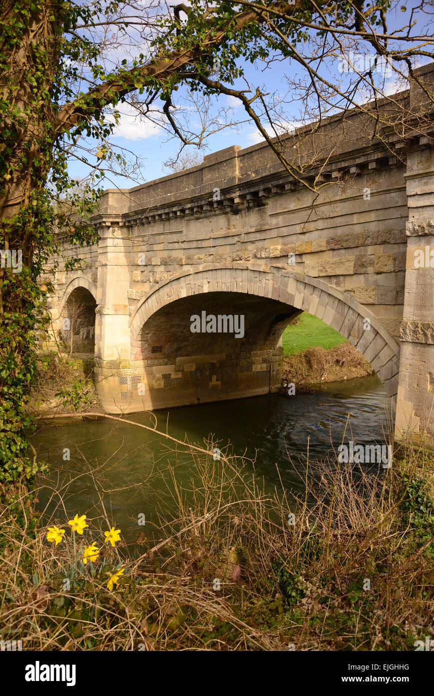 Acquedotto Avoncliff, portante il Kennet & Avon canal oltre il fiume Avon e adiacente la ferrovia. Foto Stock