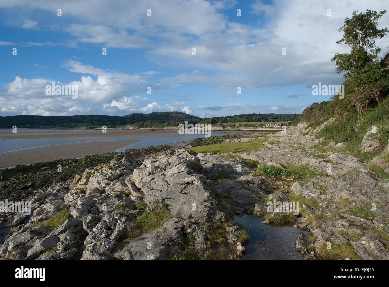 Morecombe Bay da Silverdale in Lancashire con un primo piano roccioso e guardando verso il Lake District in una giornata di sole Foto Stock