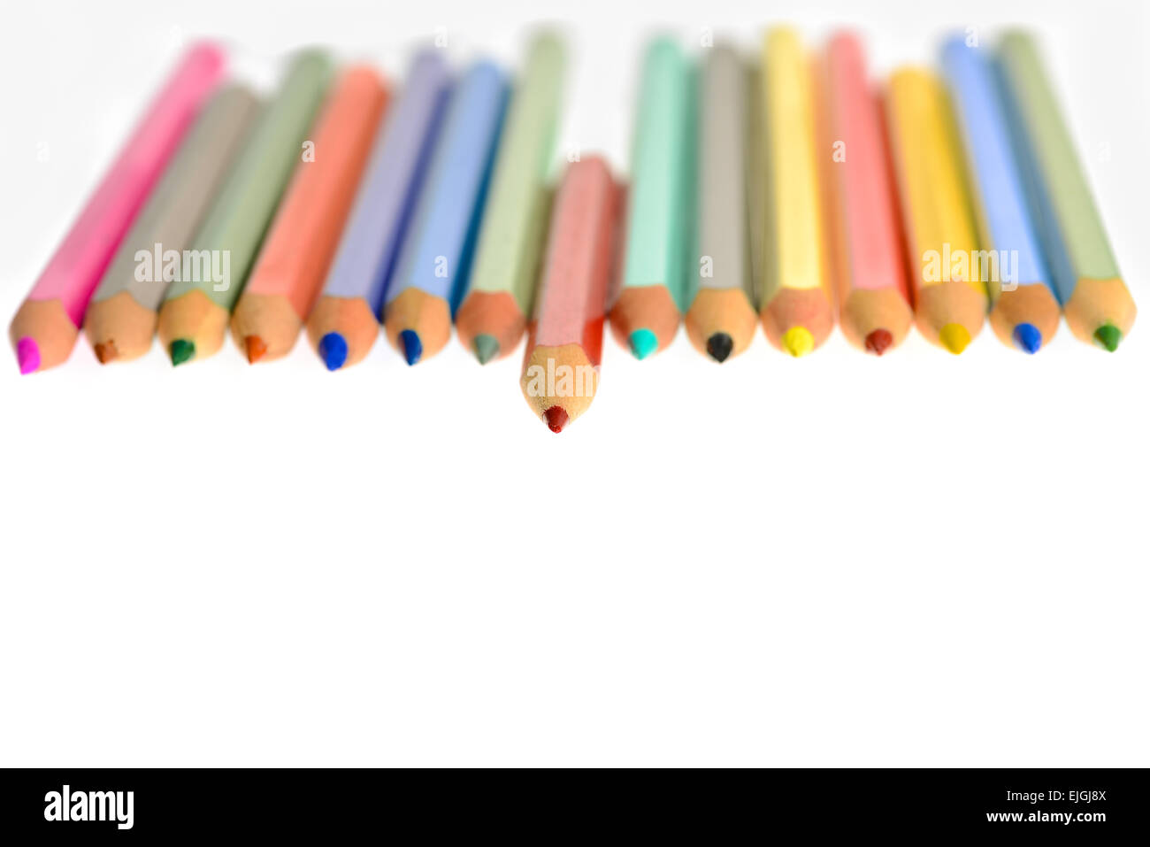 Vista frontale di allineate le matite di colorante isolato in uno sfondo bianco Foto Stock