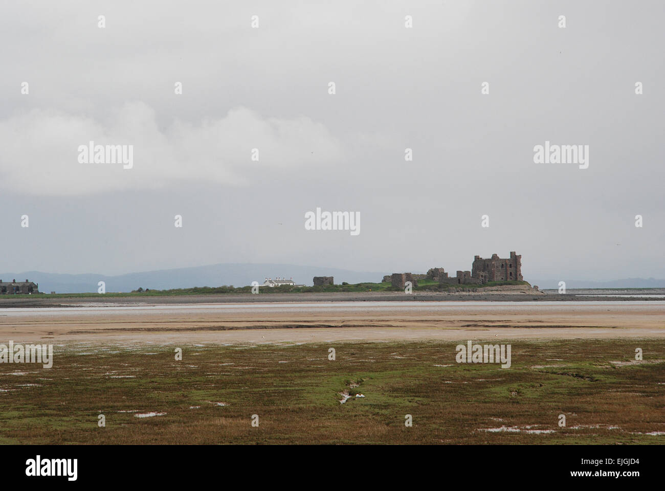 Isola di Piel al largo della costa di Cumbria che mostra l'antico castello e gli edifici dell'isola Foto Stock