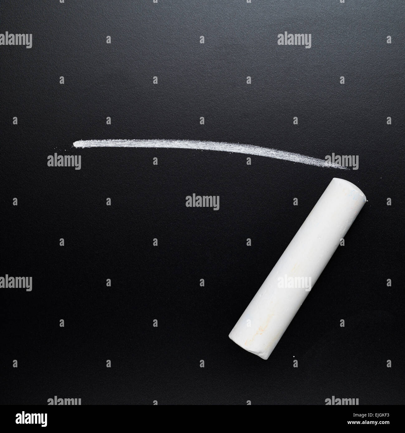 Linea disegnata accanto a un pezzo di gesso Foto Stock