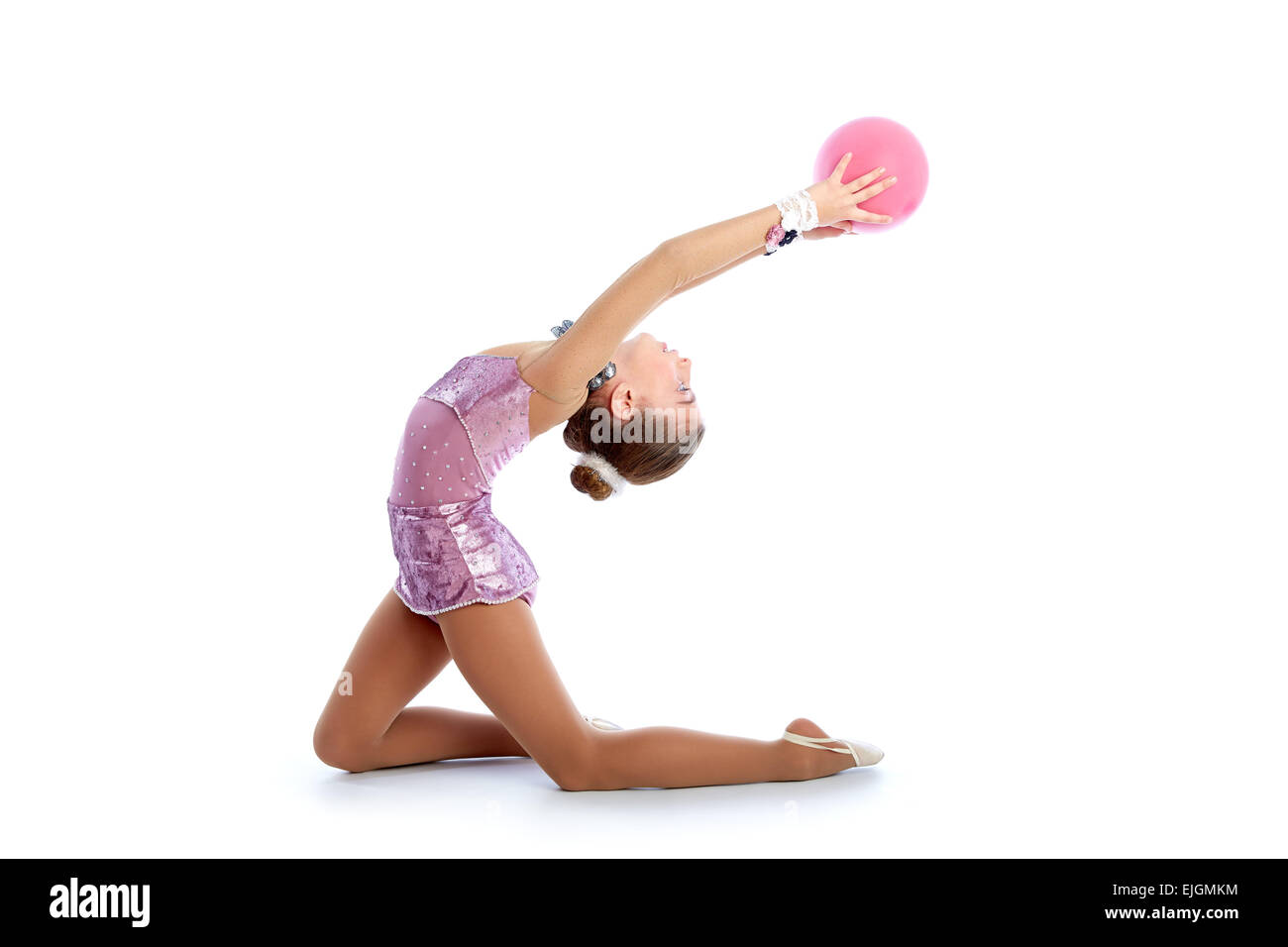 Kid girl palla ginnastica ritmica esercizio su sfondo bianco Foto Stock