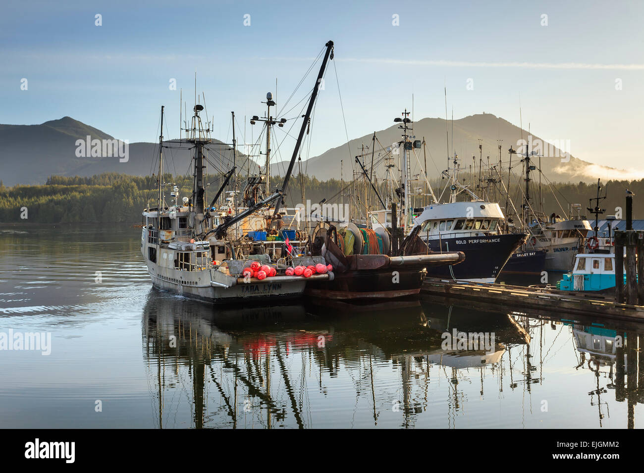 Barche da pesca Ucluelet Harbour, l'isola di Vancouver, British Columbia, Canada Foto Stock