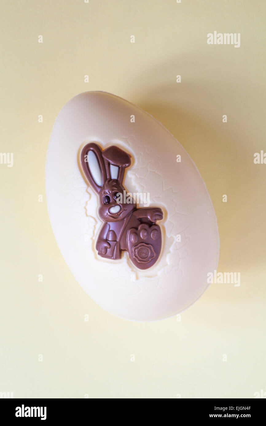 Thorntons Harry Hopalot il cioccolato bianco coniglietto di Pasqua Uova di coniglio isolato su sfondo giallo - Pronto per la Pasqua Foto Stock