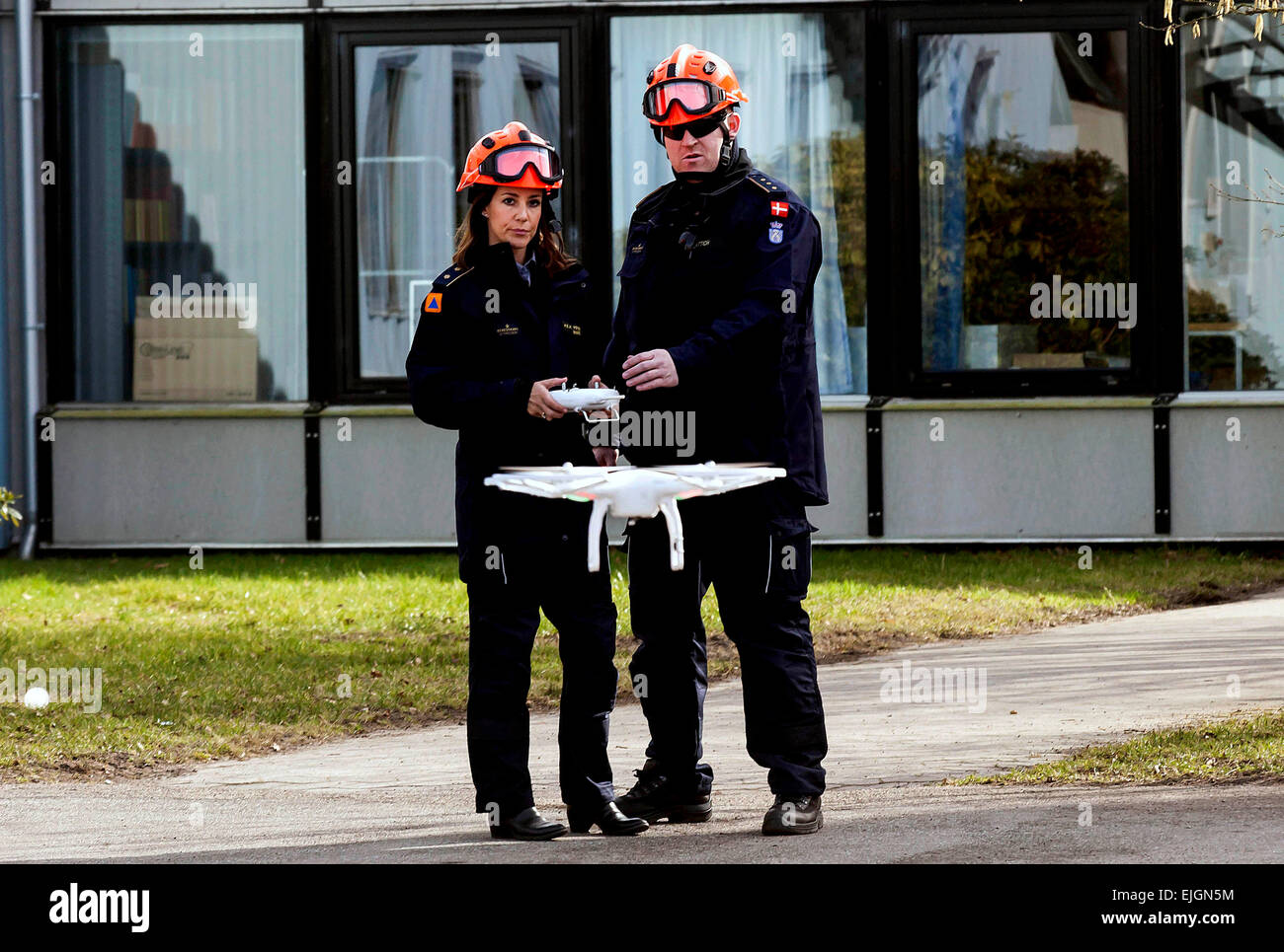 Hedehusene, Danimarca, 13 marzo 2015: HRH Principessa Marie visiti la Danish Emergency Management Agency, dove ella è presentata all'Agenzia uso di fuchi. Qui raffigurato come ella dal telecomando è volare il fuco. È atterrato molto ben Foto Stock Hedehusene, Danimarca, 13 marzo 2015: HRH Principessa Marie visiti la Danish Emergency Management Agency, dove ella è presentata all'Agenzia uso di fuchi. Qui raffigurato come ella dal telecomando è volare il fuco. È atterrato molto ben Foto Stock