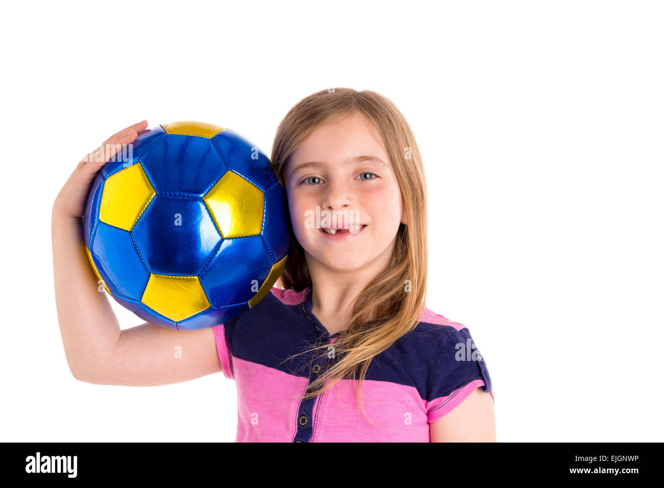 Football Soccer bionda ragazza di capretto felice il giocatore con la palla su sfondo bianco Foto Stock