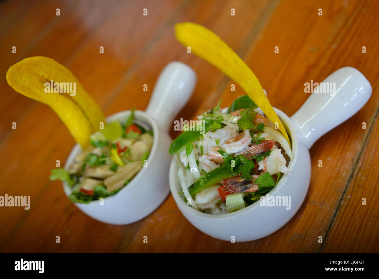 Fresca insalata di gamberetti in una ciotola bianco latino stile ispanico. Foto Stock