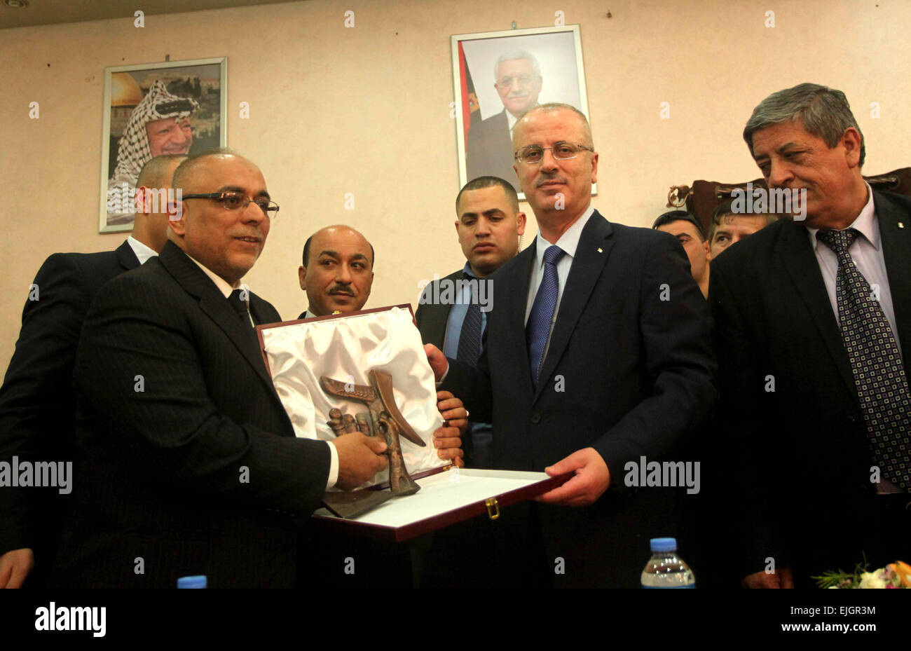 La città di Gaza, Striscia di Gaza, Territori palestinesi. 26 Mar, 2015. Il primo ministro palestinese Rami Hamdallah visiti un orfanotrofio durante la sua visita alla striscia di Gaza, nella Striscia di Gaza City il 26 marzo 2015. Hamdallah esorta le fazioni rivali a mettere da parte le loro differenze, anche come manifestanti diede a raffreddare la ricezione in guerra-martoriata Gaza. Fu solo Hamdallah della seconda visita alla striscia di Gaza dal momento che una unità di governo hanno convenuto dai rivali di Fatah e Hamas ha assunto l incarico lo scorso giugno © Ashraf Amra/immagini APA/ZUMA filo/Alamy Live News Foto Stock