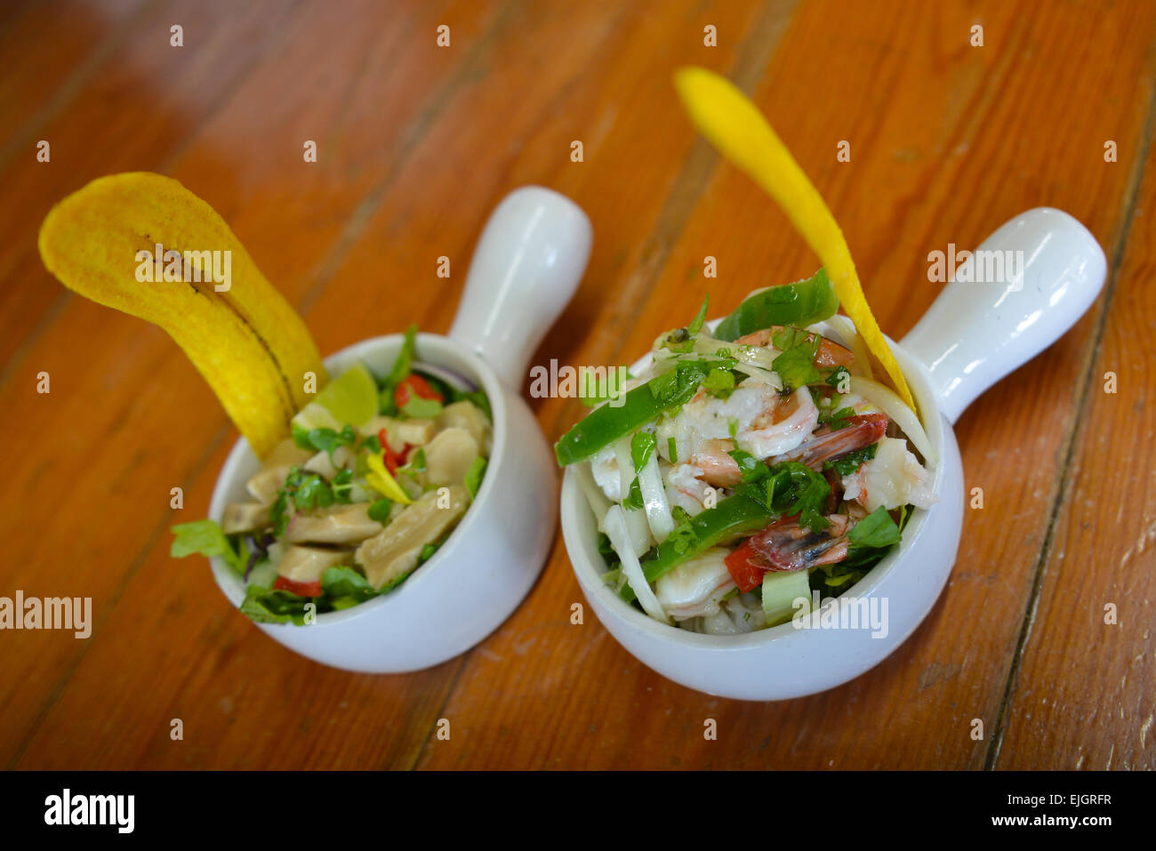 Fresca insalata di gamberetti in una ciotola bianco latino stile ispanico. Foto Stock