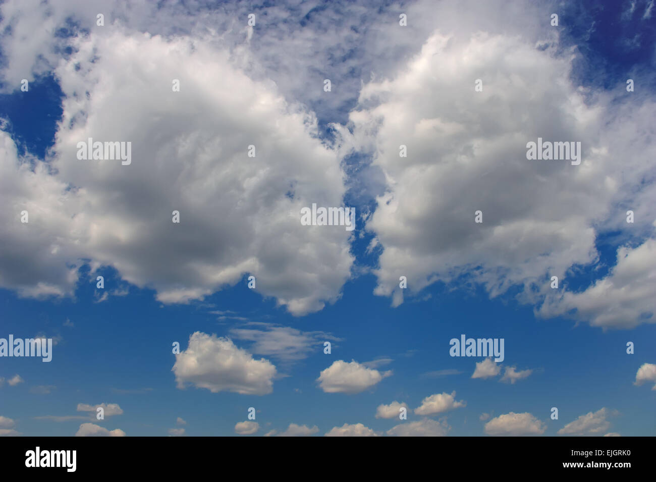 Il cielo blu con due grandi nuvole bianche immagine sfondo Foto Stock