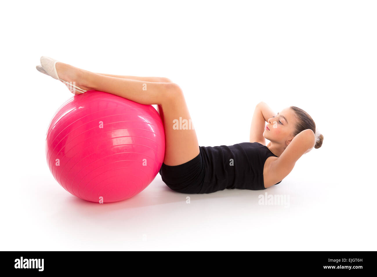 Fitball Fitness swiss ball kid girl esercizio allenamento su sfondo bianco Foto Stock