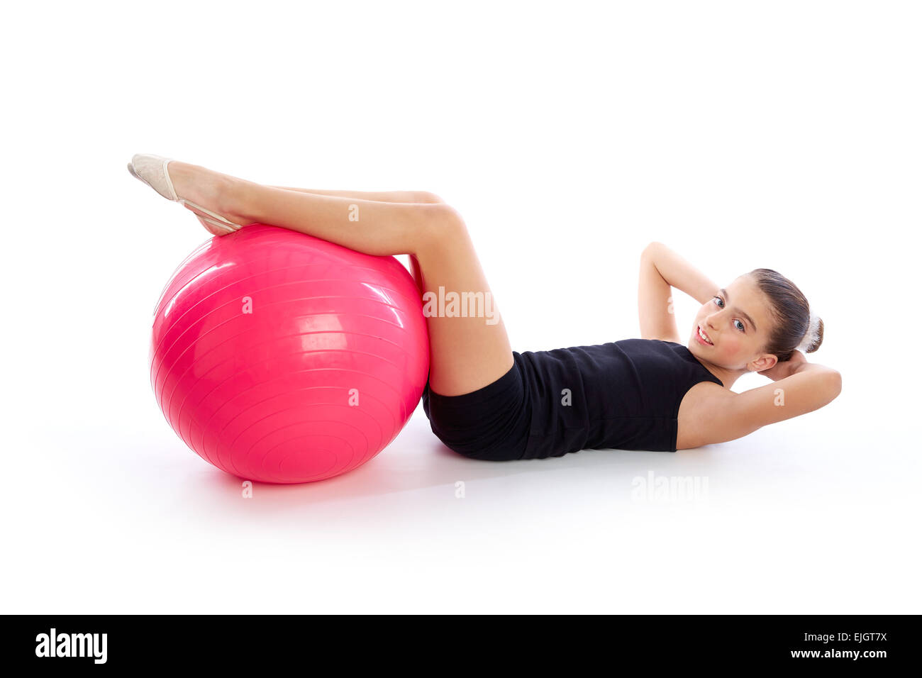 Fitball Fitness swiss ball kid girl esercizio allenamento su sfondo bianco Foto Stock