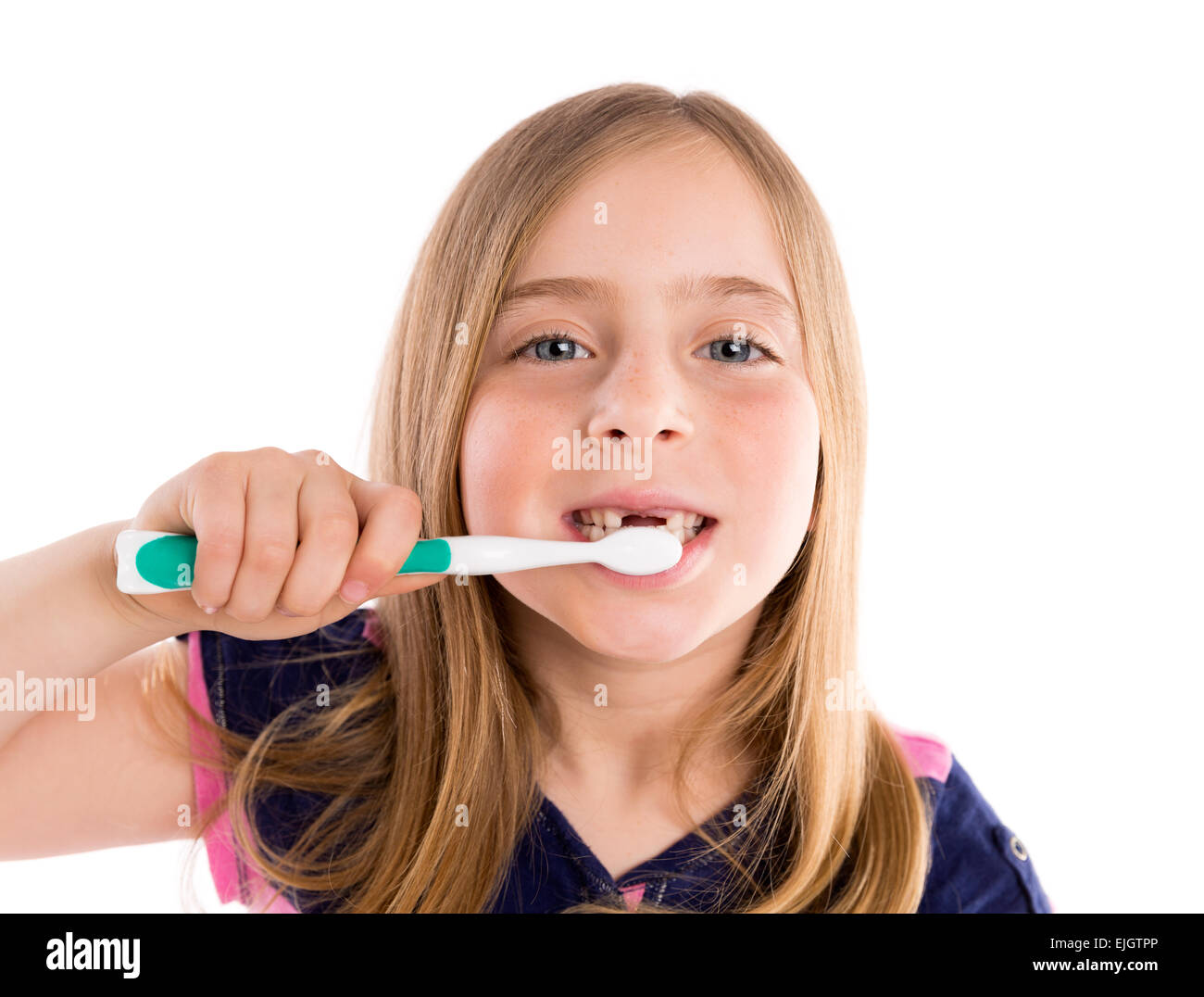 Blonde kid frastagliata ragazza la pulizia dei denti spazzolino da denti su sfondo bianco Foto Stock