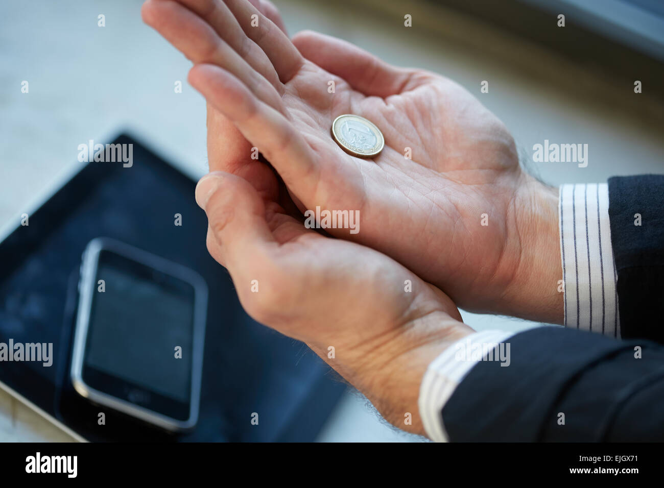 Mano con monete in euro Foto Stock