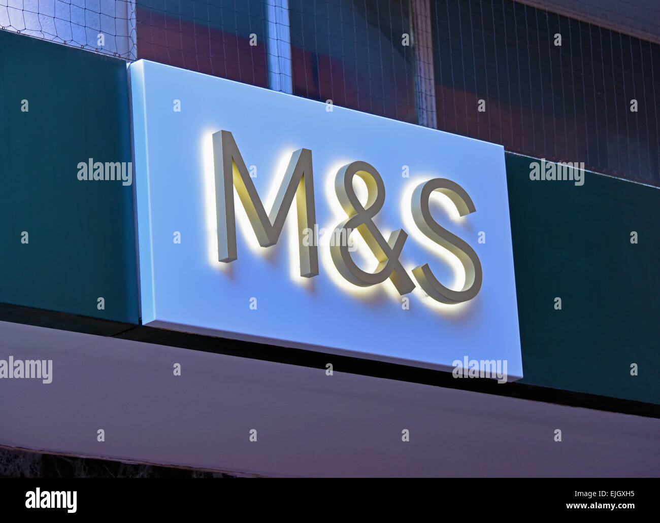 Illuminato M & S Logo. Marks & Spencer store, il Broadway, West Ealing, London, England, Regno Unito, Europa. Foto Stock