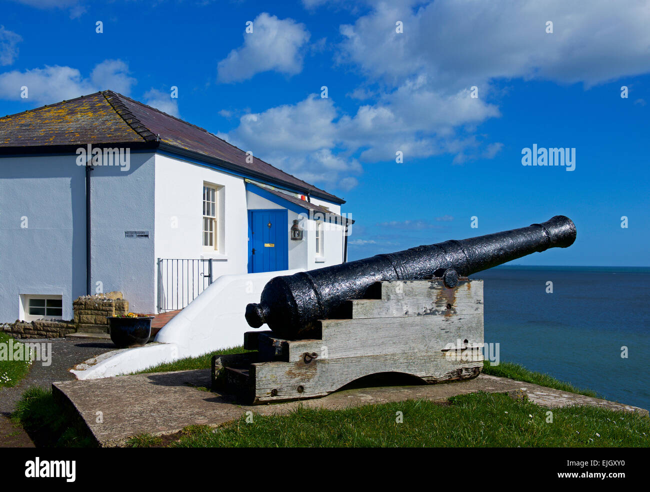 La vecchia casa di guardia costiera - e Cannon - sulla collina del castello, Tenby, Pembrokeshire, Wales UK Foto Stock