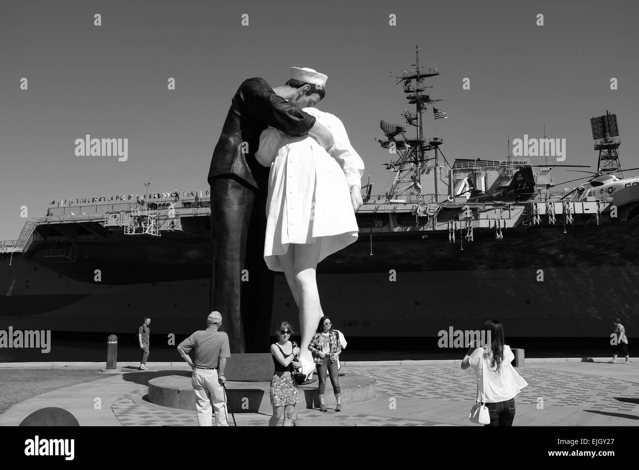 USS Midway sul lungomare di San Diego e statua di marinaio baciare la ragazza alla fine della II Guerra Mondiale Foto Stock