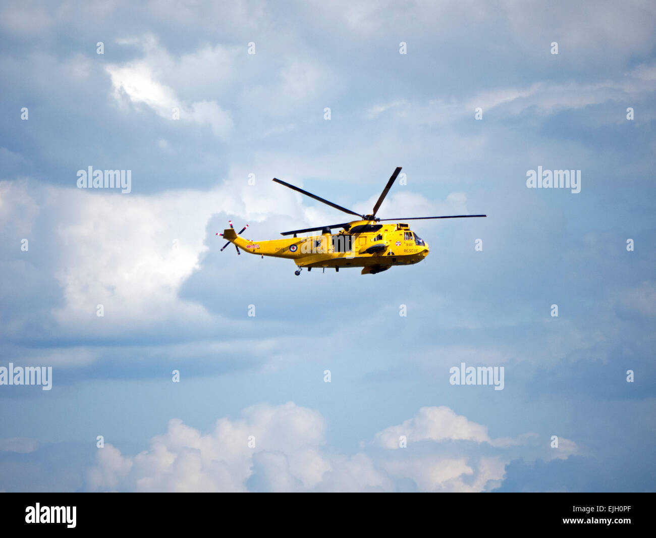 RAF Westland Sea King elicottero in volo sopra Dawlish Foto Stock