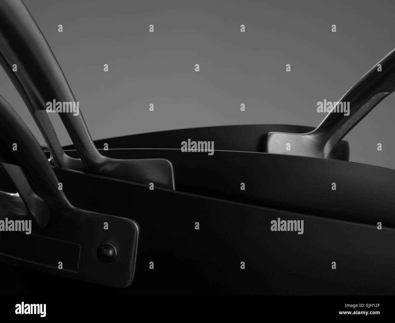 Vista ravvicinata di Nizza pentole impostato sul dorso grigio Foto Stock