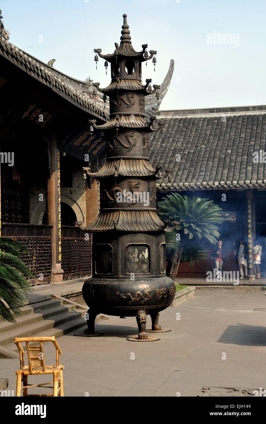 Xindu, Cina: Pagoda in ghisa bruciatore di carta con bassorilievo draghi, battenti gronda e piccole campane Foto Stock