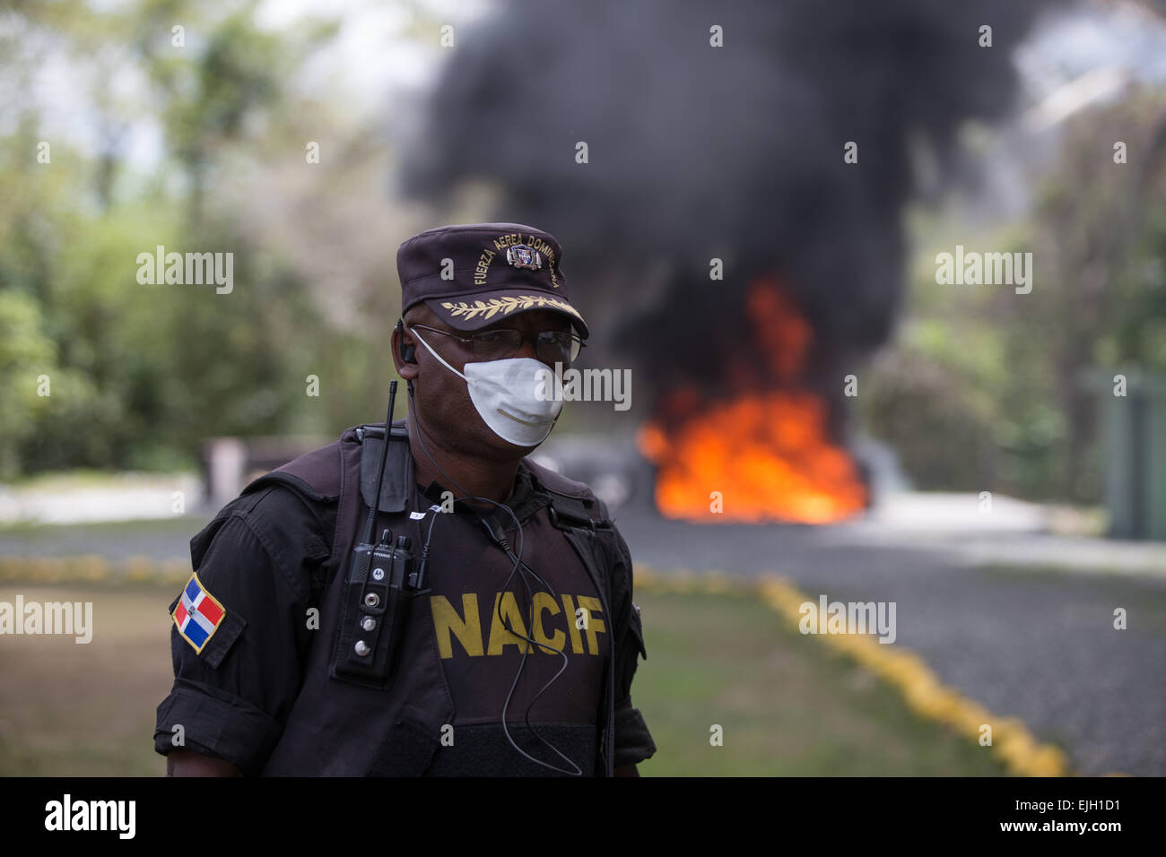 Santo Domingo, Repubblica Dominicana. 26 Mar, 2015. Un membro dell'Istituto Nazionale di Scienze Forensi (INACIF, per il suo acronimo in spagnolo) Sta di guardia durante il farmaco incenerimento presso lo stabilimento della prima della brigata di fanteria dell esercito dominicano, in Santo Domingo, Repubblica Dominicana, il 26 marzo 2015. I farmaci e sostanze controllate avevano un peso totale di 696.707 kg, di cui 664.873kg erano cocaina idrocloruro, secondo una relazione ufficiale. © Fran Afonso/Xinhua/Alamy Live News Foto Stock