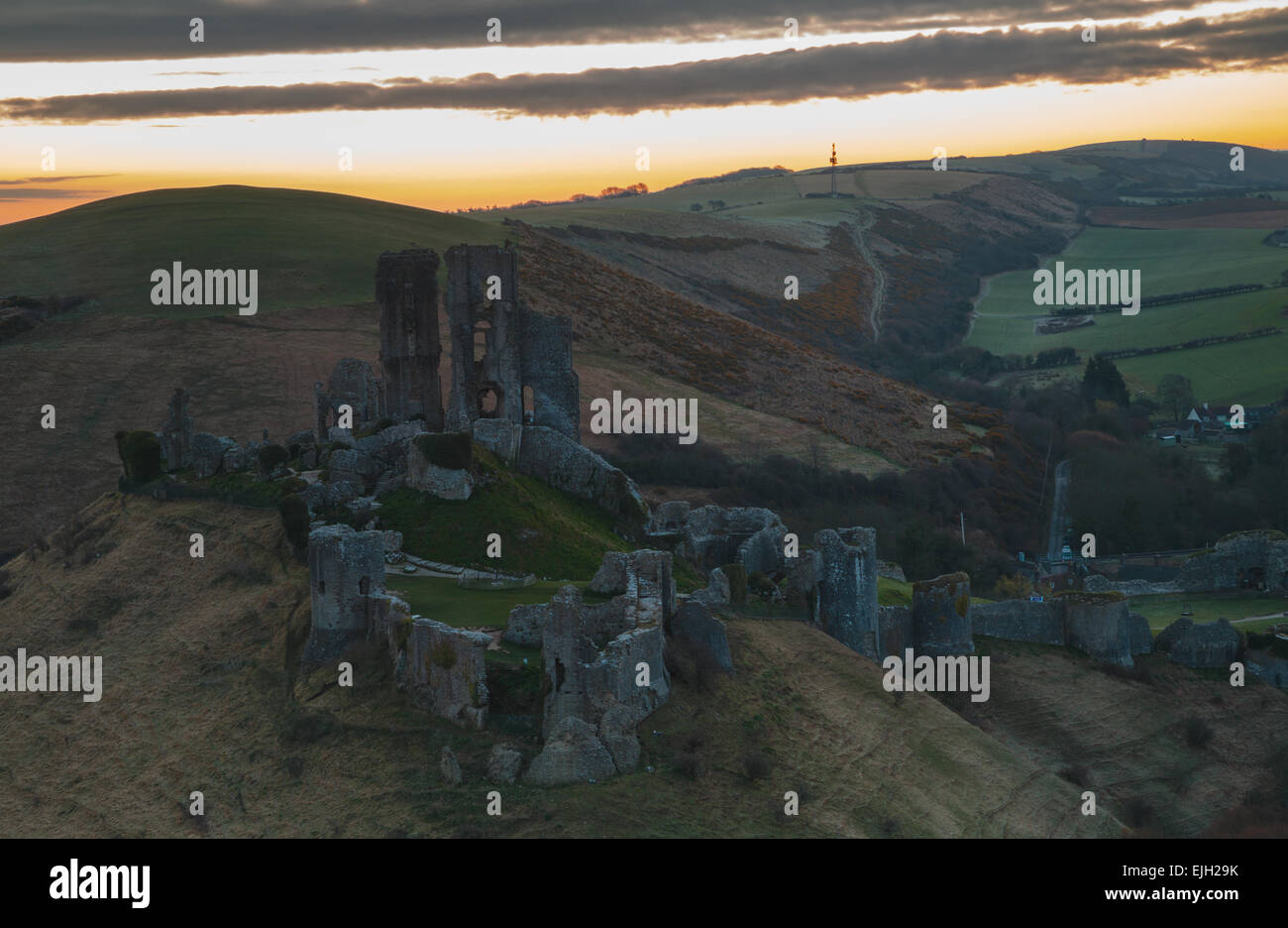 Alba sul Corfe Castle nel Dorset Foto Stock