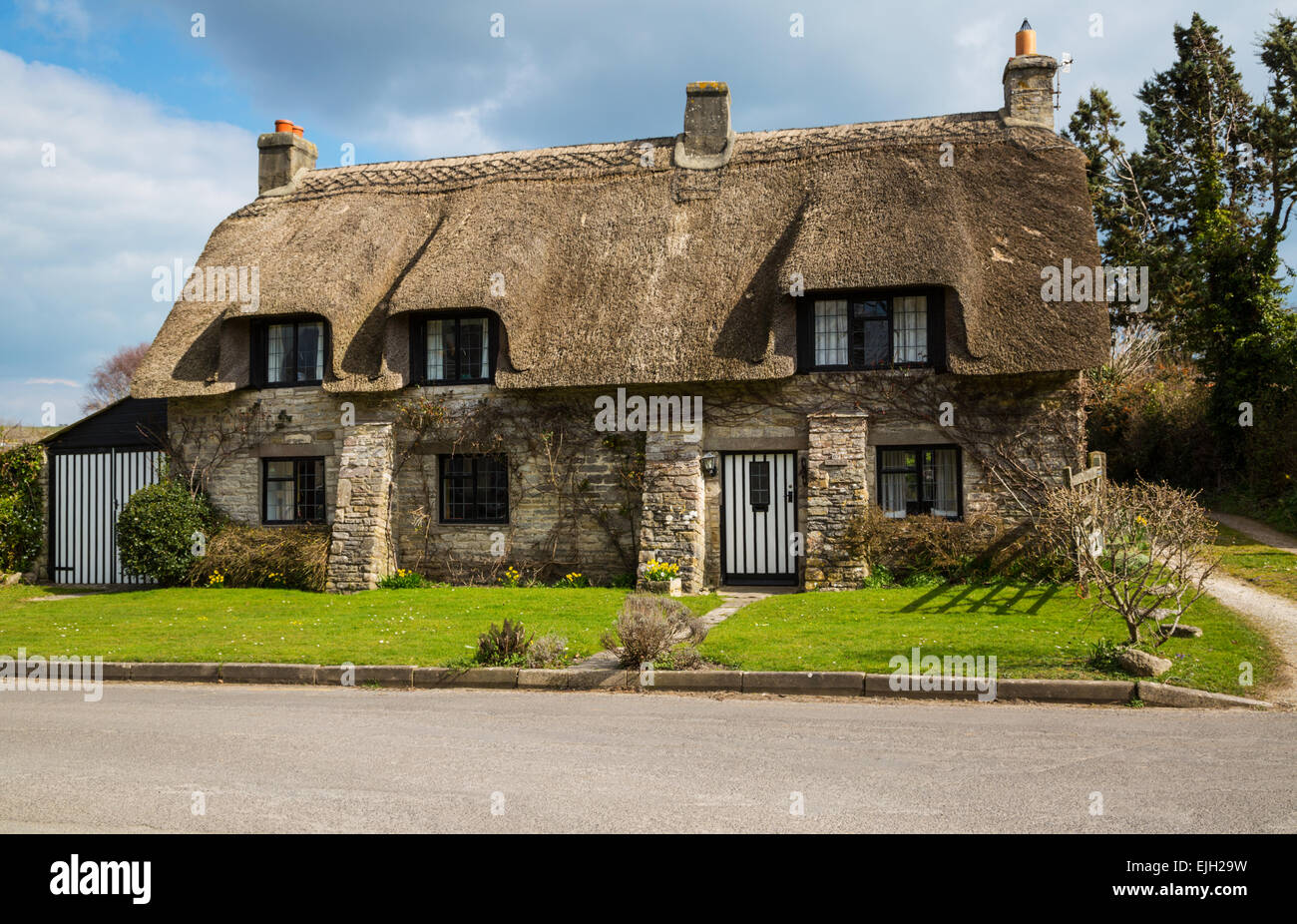 Uno splendido cottage con tetto in paglia in Corfe Castle nel Dorset Foto Stock