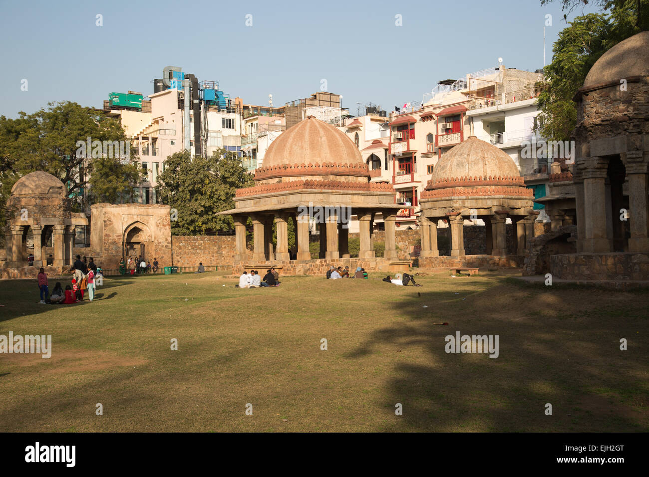 Hauz Khas Village India Asia tre padiglioni all'interno del recinto della tomba con una piccola Chhatri in primo piano Foto Stock