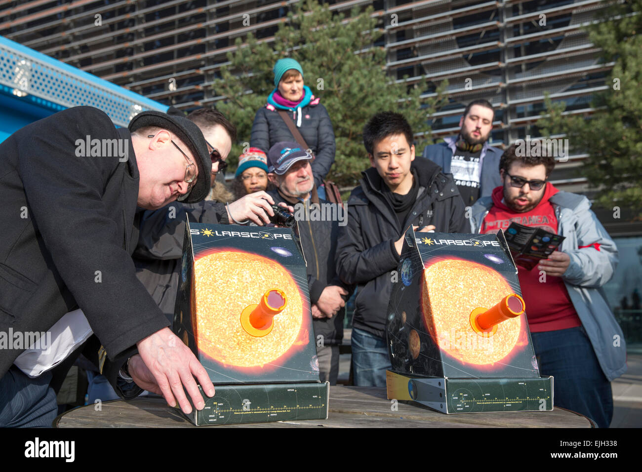 Guardare la gente l'Eclissi Parziale di Sole fuori Millennium Point in Birmingham. Foto Stock