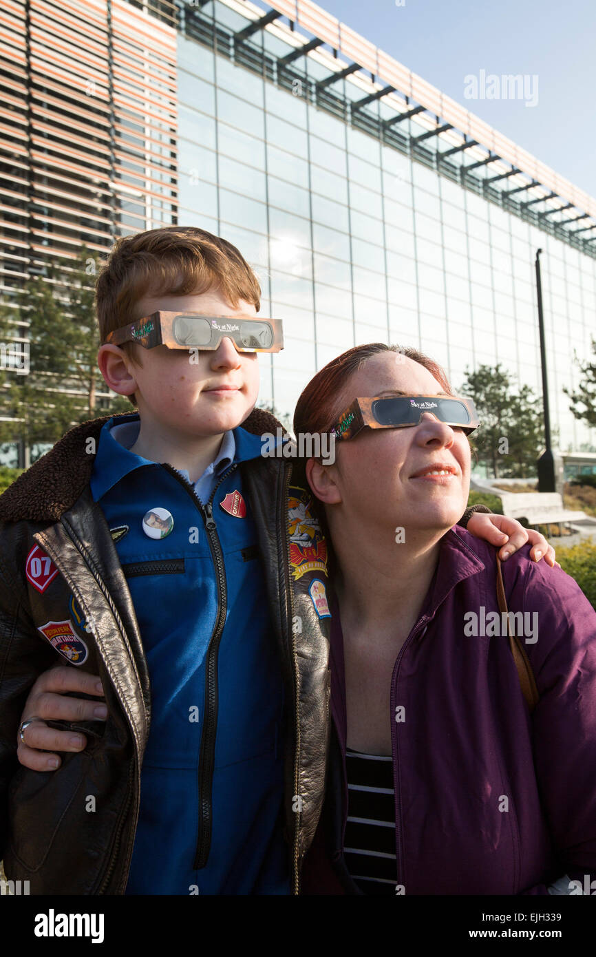 Guardare la gente l'Eclissi Parziale di Sole fuori Millennium Point in Birmingham. Foto Stock