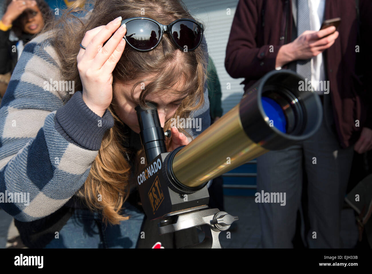 Guardare la gente l'Eclissi Parziale di Sole fuori Millennium Point in Birmingham. Foto Stock