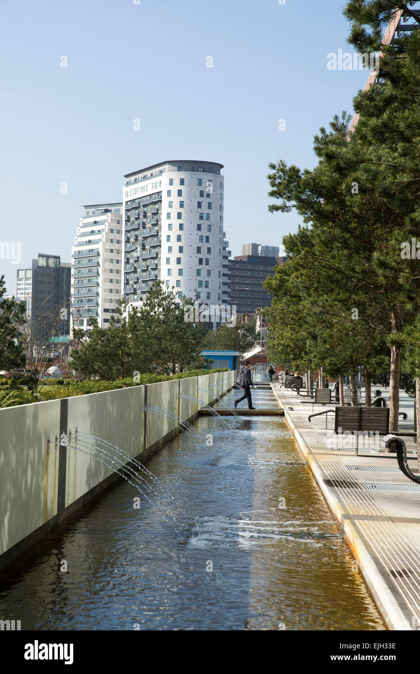 Il torrente ornamentale che corre nella parte anteriore del Millennium Point e il Parkside Edificio, Birmingham City University di Eastside Foto Stock