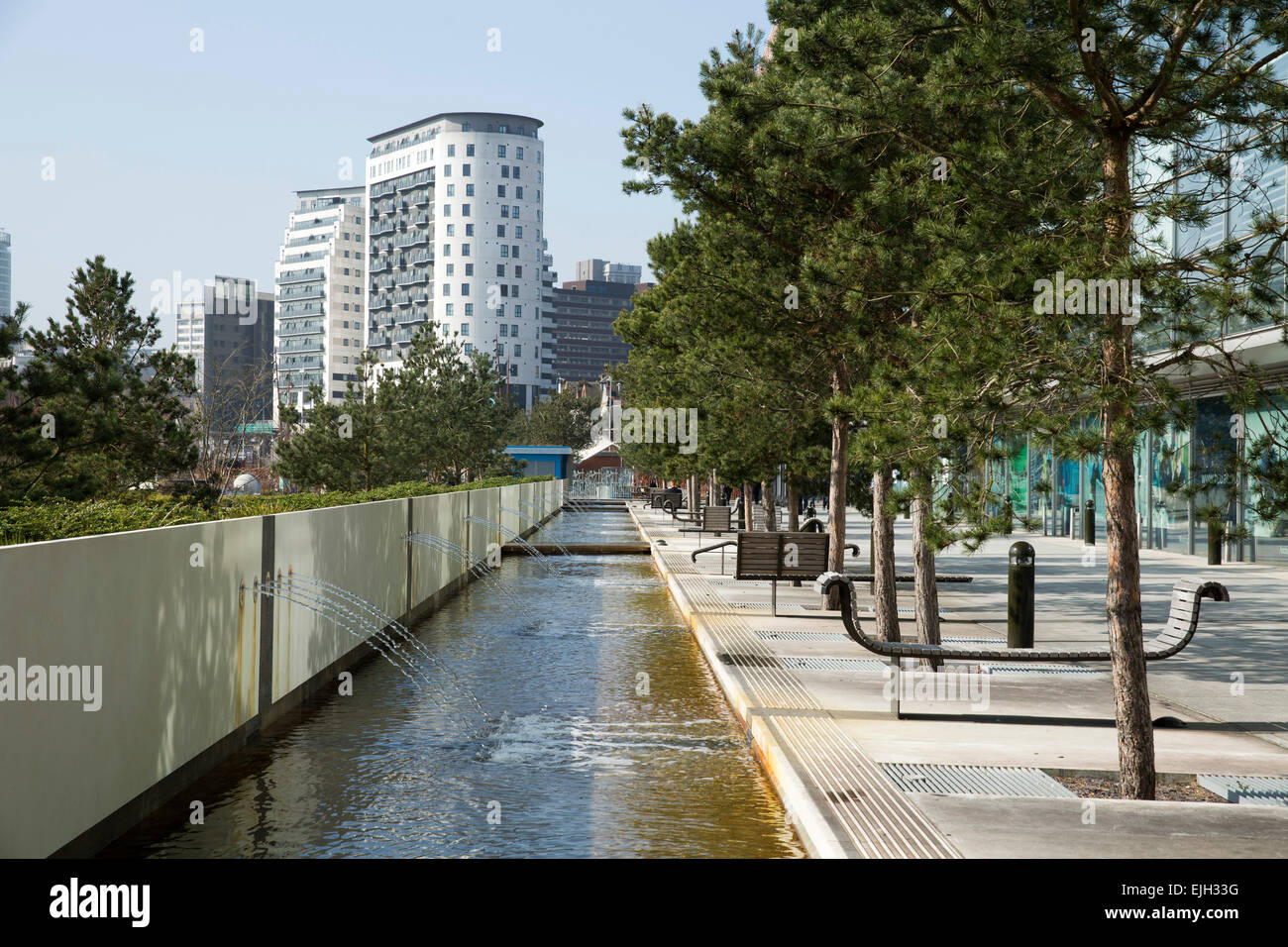 Il torrente ornamentale che corre nella parte anteriore del Millennium Point e il Parkside Edificio, Birmingham City University di Eastside Foto Stock