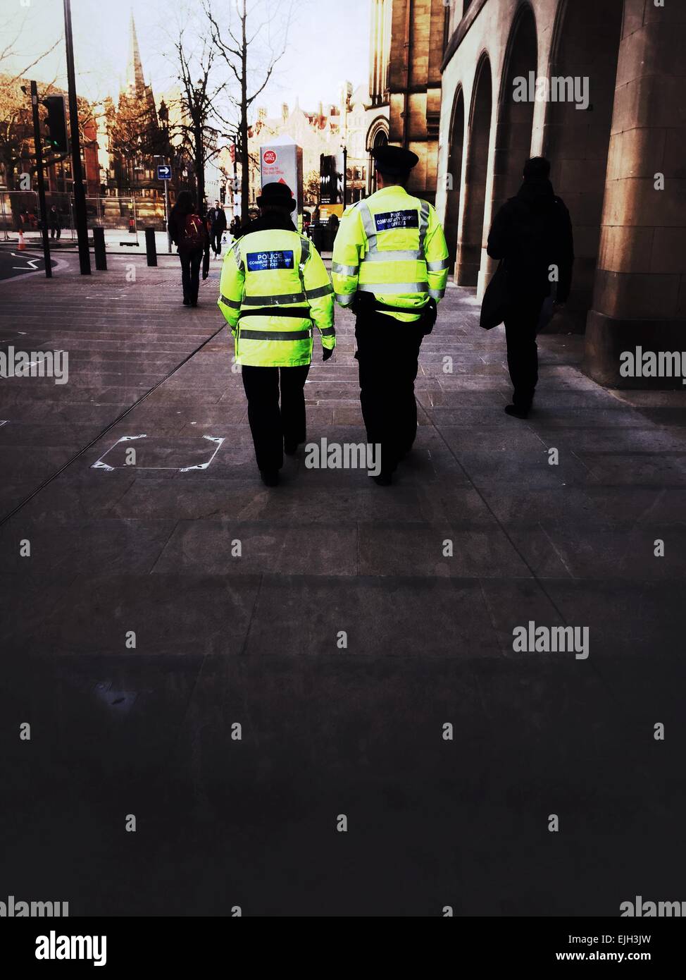 Due ufficiali della polizia passeggiando per il centro città di Manchester Foto Stock