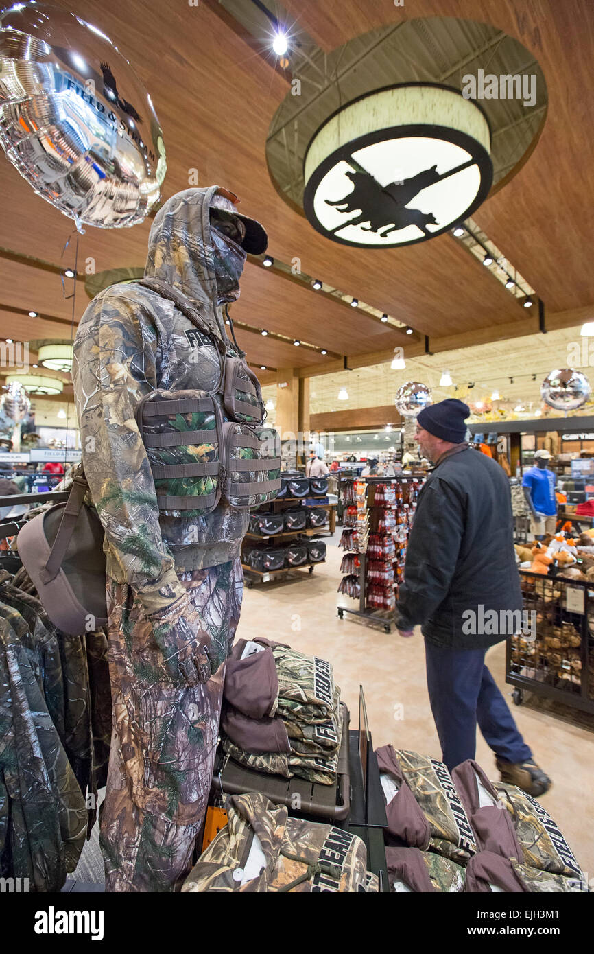 Troy, Michigan - un manichino vestito di camuffamento a Campo & vapore all'aperto store. Foto Stock