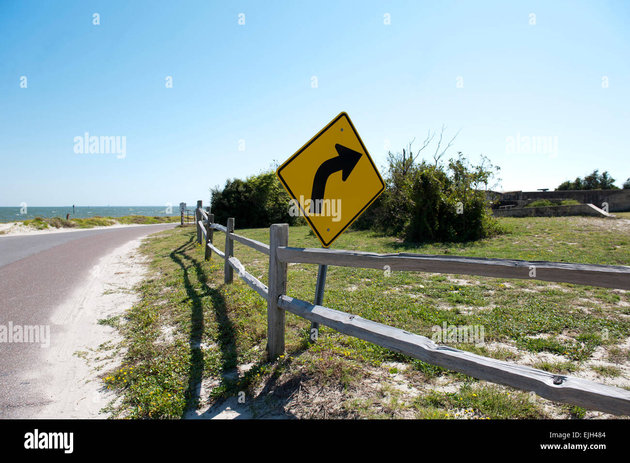 Strada tortuosa lungo il litorale su Dauphin Island Alabama Foto Stock